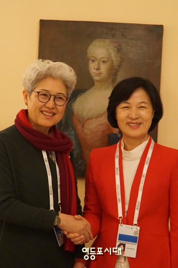 민주당 추미애 대표가(사진 오른쪽이) 16일 독일 뮌헨 바이에리셔 호프 호텔에서 푸 잉 중국 전국인민대표회의 외사위원회 주임과 양자 면담을 갖은 후 기념촬영을 하고 있다. Ⓒ민주당 