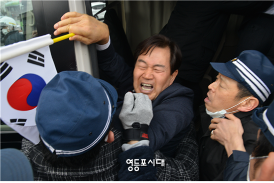 22일 오전 11시 성백진 시의원이 시마네현청 앞에서 다케시마(독도의 일본식 호칭)의 날 철폐를 촉구하는 시위를 벌이는 중 일본 우익단체 회원들과 몸싸움을 벌이고 있다. &copy;성백진 의원실