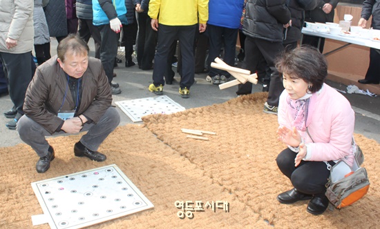 2018 당산1동 정월대보름 민속행사에 참석한 주민이 윷놀이를 하고 있다. Ⓒ영등포시대