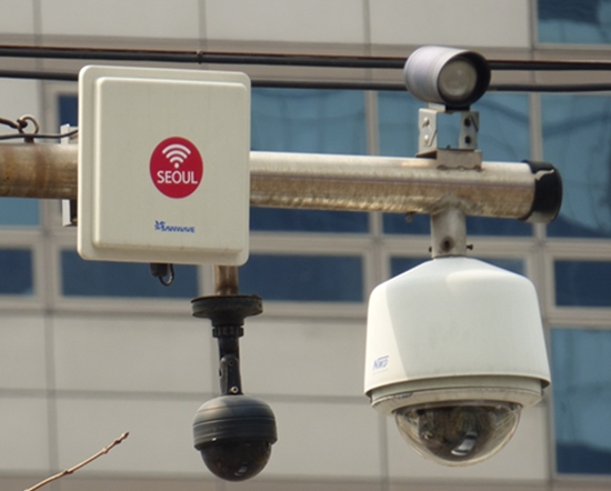 서울시청 광화문 광장에 설치된 쏘우웨이브 wifi AP &copy;쏘우웨이브