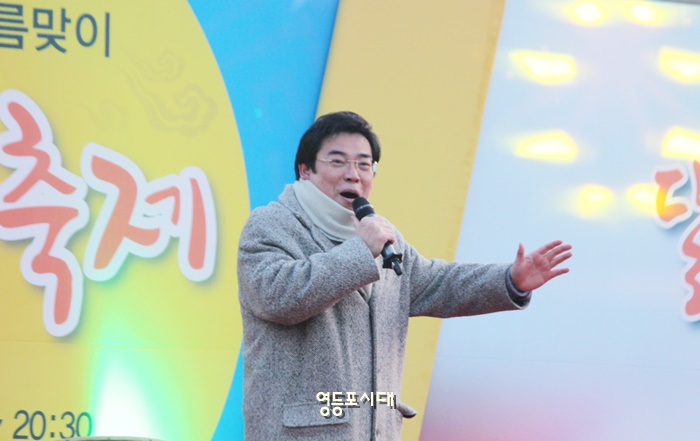 홍지만 자유한국당 영등포갑 지역위원장이 무대에 올라 열창을 하고 있다. 홍 위원장은 구민들로부터 앙코르를 받았으나 본행사 일정관계로 앙코르 무대는 이어지지 못했다. Ⓒ영등포시대