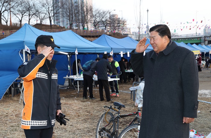 조길형 구청장이 축제장 화재 예방을 위해 현장근무에 나선 영등포소방서 소방대원과 인사를 나누고 있다. Ⓒ영등포시대 