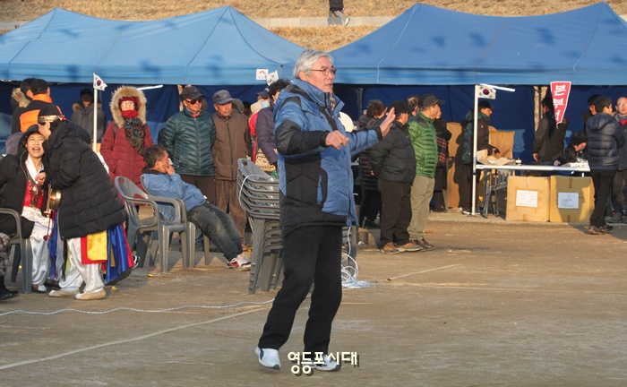 행사장을 찾은 주민이 초대가수 공연에 맞춰 춤을 추고 있다. Ⓒ영등포시대 