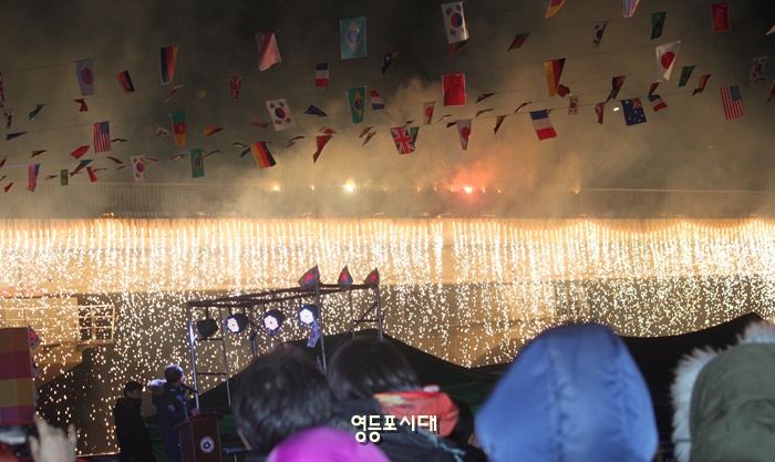 구민들의 환성과 함께 나이아가라 폭포수 불꽃놀이가 열리고 있다. Ⓒ영등포시대