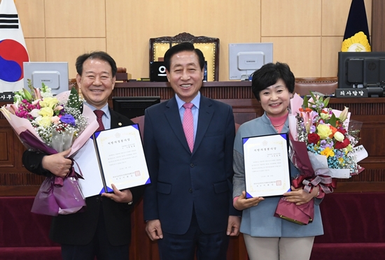 정영출 구의원, 이용주 구의회 의장, 김길자 구의원이 지방의정봉사상을 받은 후 기념촬영을 하고 있다.