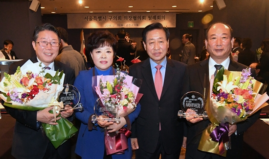 허홍석, 정선희 의원과 이용주 의장, 윤준용 의원이 의정대상을 받은 후 함께 기념촬영을 하고 있다