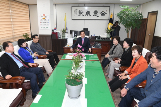 이용주 의장(사진 가운데)이 영등포구의회 운영 및 주민 밀착형 의정활동을 벤치마킹하기 위해 방문한 경북 고령군의희 의원단과 환담을 하고 있다. &copy;영등포구의회 