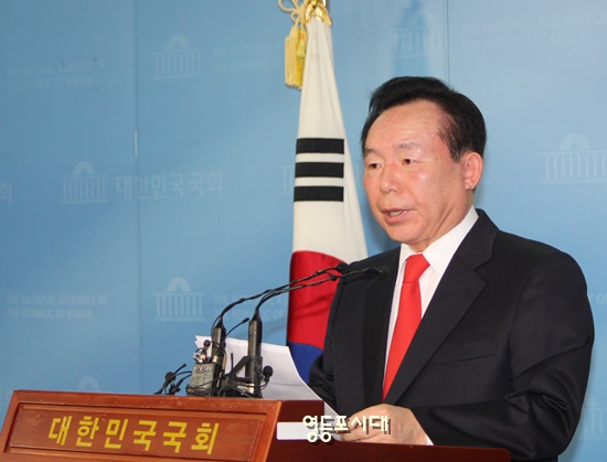 이인제 전 의원이 3일 국회 정론관에서 기자회견을 열고 충남도지사 출마를 선언하고 있다. Ⓒ영등포시대 