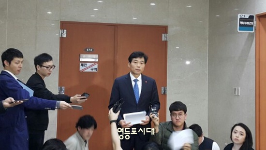 공관위 김민기 간사가 광역단체장 심사 결과를 발표한 후 기자들의 질문에 답하고 있다. Ⓒ영등포시대 