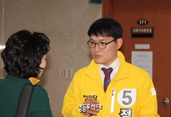 정재민 후보가 기자회견을 끝낸 후 한 기자의 질문에 답하고 있다. &copy;영등포시대 