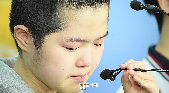 촛불청소년인권법제정연대 회원이 기자회견중 눈물을 흘리고 있다. Ⓒ박종완 기자 