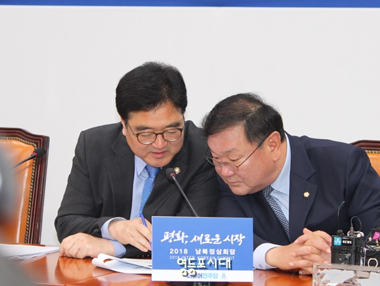 원내대책회의 중간에 우원식 원내대표와 김태년 정책위의장이 대화를 나누고 있다. Ⓒ영등포시대 