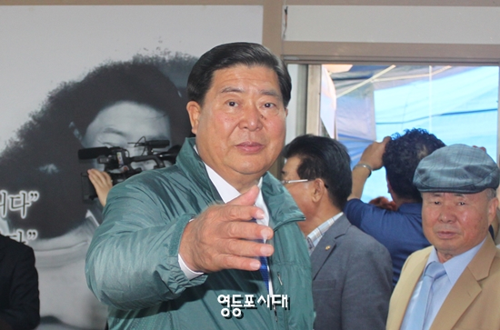 조길형 구청장이 기자회견에 앞서 기자회견장을 찾은 지지자들을 맞이하고 있다. &copy;영등포시대 