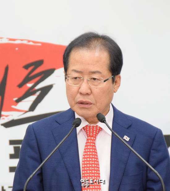 자유한국당 홍준표 대표가 17일 오전 여의도 당사에서 미북정상회담 관련 공개서한 발표하고 있다. &copy;영등포시대 