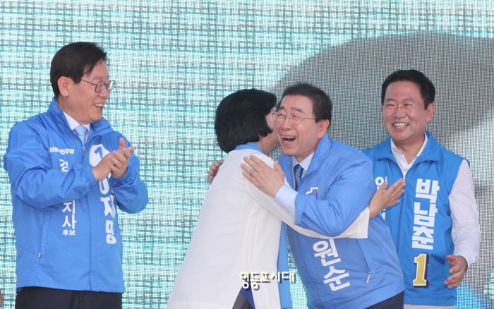 추미애 대표가 박원순 서울시장 후보와 격려의 포옹을 하고 있다. Ⓒ영등포시대 