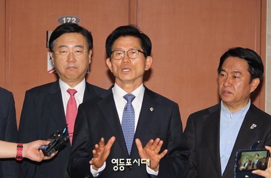 김문수 후보가 기자회견을 마친 후 백 브리핑을 통해 문재인 정부의 경제정책에 대해 “청와대에 앉아서 하는 경제정책이다”고 비판하고 있다. Ⓒ영등포시대  