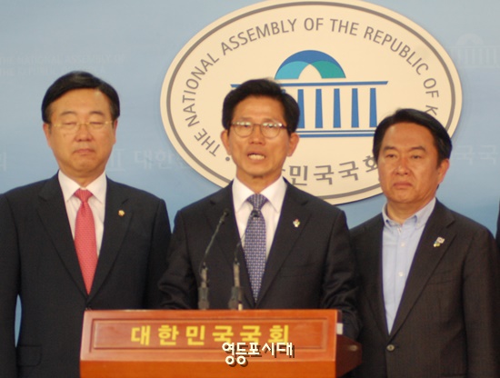 김문수 자유한국당 서울시장 후보는 6일 국회 정론관에서 기자회견을 열고 “문재인 정부의 소득주도성장은 실패한 정책이다”고 주장했다. Ⓒ영등포시대 