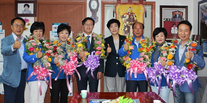 채현일 영등포구청장 당선자가 14일 오전 김영주 의원 후원회 사무실을 방문해 김영주 의원, 그리고 6·13지방선거 영등포갑구 당선자들과 기념촬영을 하고 있다. 