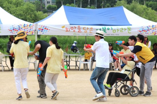 영등포구사회복지협의회가 8일(금) 안양천 둔치에 있는 영롱이억새2구장에서 (주)이마트와 함께 개최한 희망을 담은 거북이 마라톤대회 