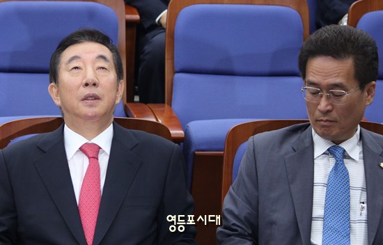 김성태 당대표 권한대행(사진 왼쪽)이 21일 오전 국회에서 열린 의원총회에서 앞서 속내를 알 수 없는 미묘한 표정으로 함진규 정책위의장(오른쪽)과 함께 앉아있다.  ⓒ 영등포시대