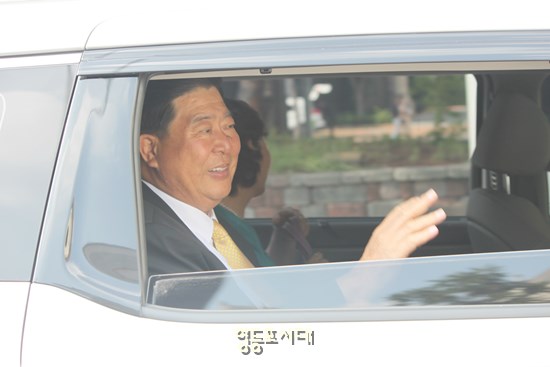 조길형 구청장이 이임식을 마친 후 소시민으로 돌아가는 차량에 앉아 배웅하는 사람들에게인사를 하고 있다. Ⓒ영등포시대