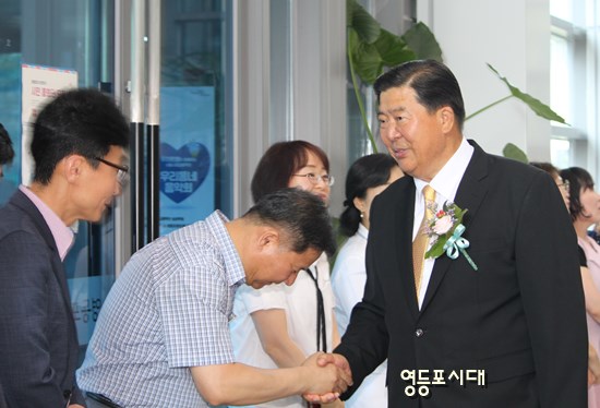 조길형 구청장이 이임식을 마친 후 배웅하는 관계자들과 일일이 악수하며 인사를 하고 있다. Ⓒ영등포시대