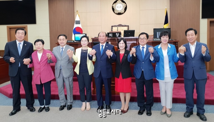 원 구성을 마무리한 사회건설위원회 위원들이 윤준용 의장(사진 가운데), 권영식 부의장과 기념촬영을 하고 있다. &copy;영등포시대 