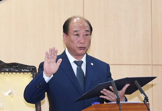 윤준용 의장이 의원 선서를 하고 있다. &copy;영등포구의회 