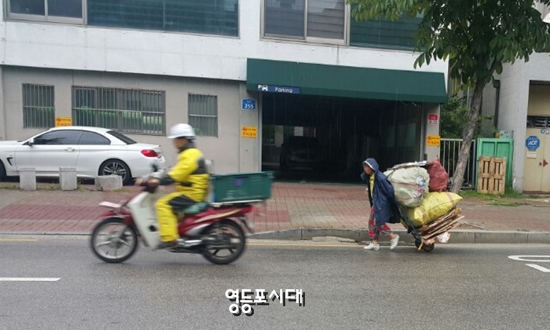 10일 오전 대신시장 근처에서 한 어르신이 파지를 실은 수레를 끌고 이동하고 있다. &copy;영등포시대 
