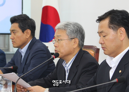 김동철 바른미래당 비상대책위원이 17일 오전 국회에서 제1차 정치개혁 방안을 발표하고 있다. &copy;영등포시대  