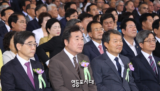 제70주년 제헌절 경축식에 참석한 권순일 중앙선거관리위원장, 이낙연 국무총리, 이진성 헌법재판소장, 김명수 대법원장이 나란히 앉아있다.(사진 왼쪽부터) &copy;영등포시대 
