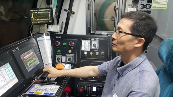 전기욱 기관사 운전 모습