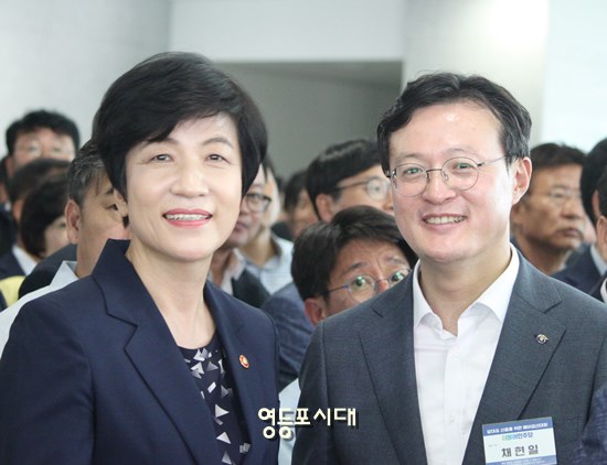 26일 오후 2시부터 국회에서 진행된 민주당 당대표 예비경선 투표 순서를 기다리고 있는 김영주 의원(사진 오른쪽)과 채현일 영등포구청장 Ⓒ영등포시대 