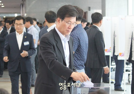 26일 오후 2시부터 국회에서 진행된 민주당 당대표 예비경선 투표에 참여한 신경민 의원 Ⓒ영등포시대