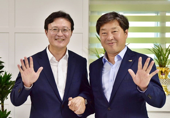 최현일 영등포구청장(왼쪽)이 황명선 최고위원 후보와 기념 촬영하고 있다.