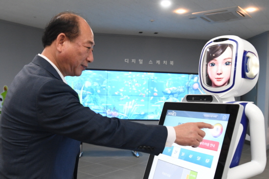 7일 오후 공공도서관 우수사례를 벤치마킹하기 위해 마포중앙도서관을 찾은 윤준용 의장이 직접 시연을 해보고 있다. 