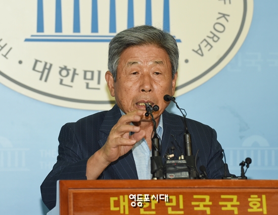 유인태 국회사무총장이 “2018년도 특수활동비’중 최소한의 경비만 집행하고 나머지는 모두 반납하겠다”고 밝히고 있다. &copy;영등포시대 
