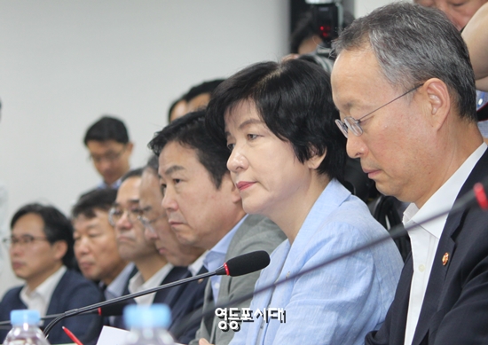 당·정·청 회의에 참석한 김영주 고용노동부 장관(사진 오른쪽에서 두 번째) &copy;영등포시대 
