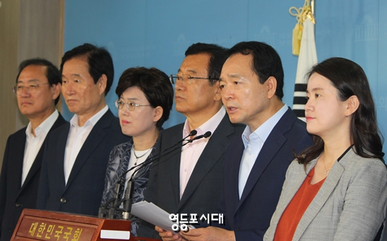 자유한국당 소상공인특별위원회가 7월 16일 국회에서 기자회견을 열고 “한국경제를 수렁으로 몰아넣은 엄청난 사태이다”고 주장하고 있다. &copy;영등포시대 