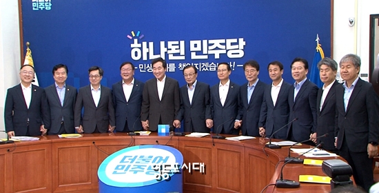 30일 오전 국회에서 열린 당·정·청 회의에 참석한 이낙연 국무총리(사진 왼쪽에서 다섯 번째) &copy;영등포시대 