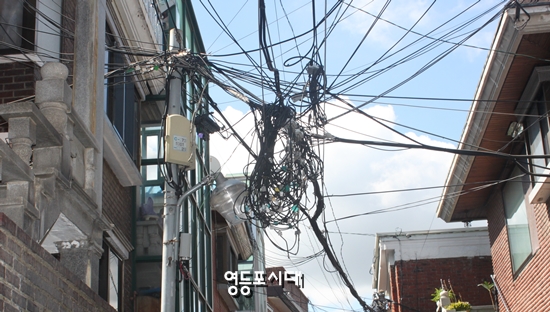 신길5동 어린이집 뒷골목에 전선 등이 어지럽게 얽혀있다. ©영등포시대 