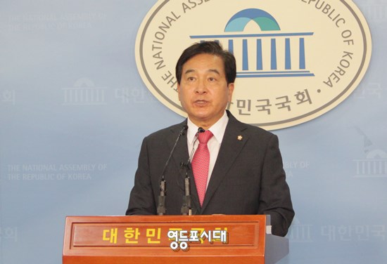 심재철 의원이 국회 기자실에 기자회견을 열고 청와대가 23시 이후 심야 시간대에 사용한 건수는 현재까지 총 231건이다