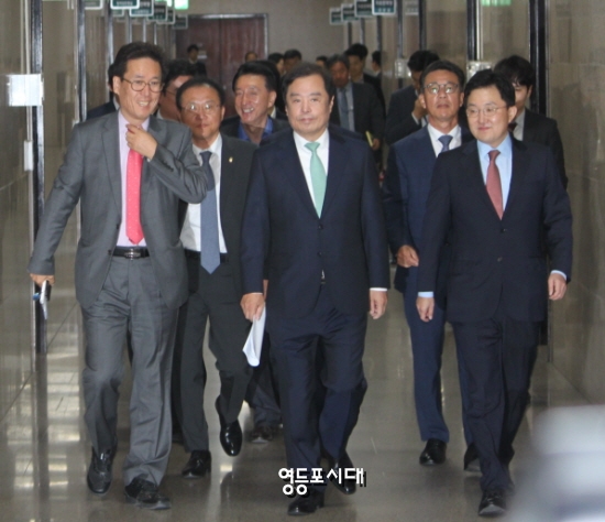 자유한국당 비대위원과 관계자들이 비대위 회의를 위해 회의장을 향하고 있다. &copy;영등포시대 