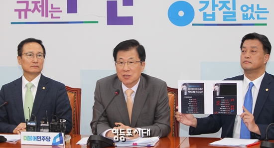 신경민 의원이 4일 오전 국회에서 열린 정책조정회의에 참석해 유은혜 교육부 장관에 대한 야당의 주장에 대해 조목조목 짚은 후 시인과 반박을 거듭하고 있다. ©영등포시대 