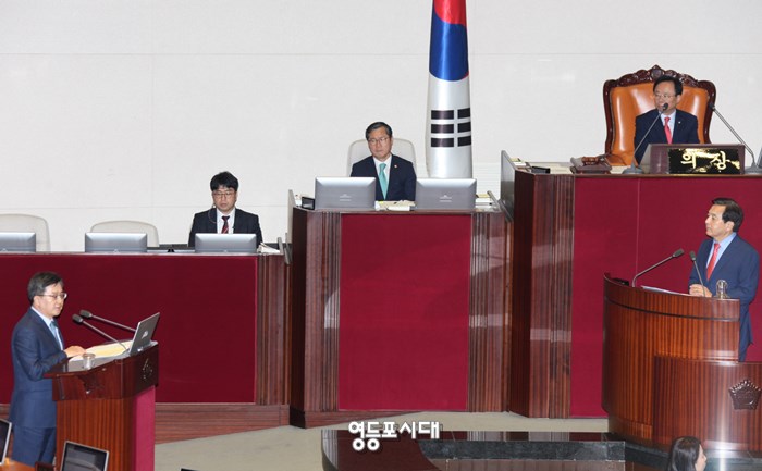 2일 국회에서 열린 경제 분야 대정부 질문에서 자유한국당 심재철 의원이 김동연 장관을 상대로 질문을 벌이고 있다. &copy;영등포시대 