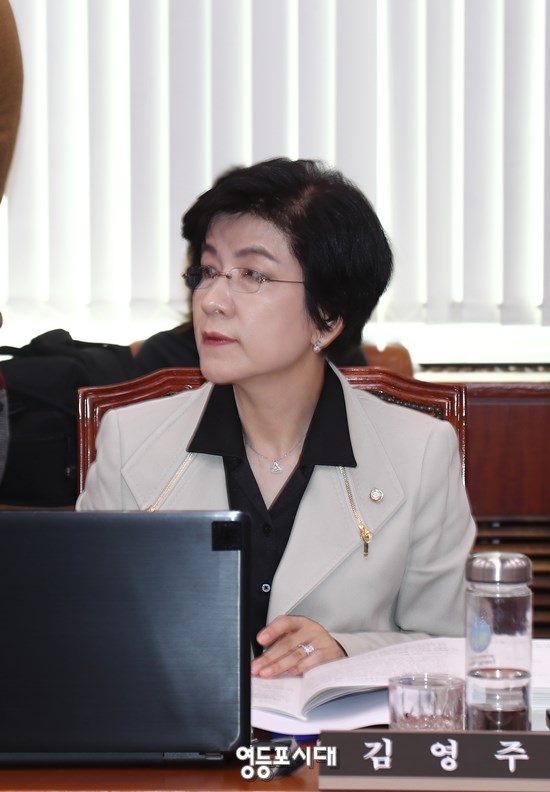 10일 국회에서 문화체육관광부에 대한 국정감사에서 김영주 의원이 도종환 장관에게 질문을 하고 있다. Ⓒ영등포시대 
