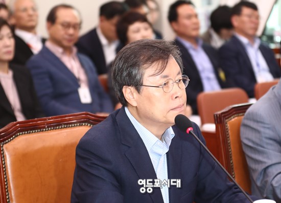 10일 국회에서 문화체육관광부에 대한 국정감사에서 의원들의 질문에 답변하고 있는 도종환 문화체육관광부 장관. Ⓒ영등포시대 