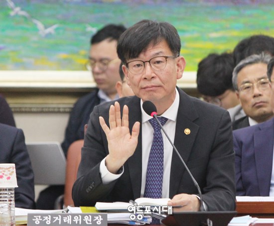 김상조 공정거래위원장이 답변할 기회를 달라며 손을 들고 있다.  Ⓒ영등포시대 