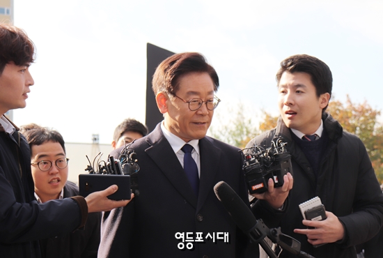 이재명 경기지사가 배우 스캔들, 친형 강제 입원 의혹 등에 대한 조사를 받기 위해 피고발인 신분으로 분당경찰서에 출두하고 있다. ©영등포시대 