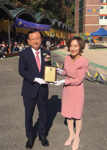서울시의회 박기열 부의장이 동작구 행림초등학교로부터 세 번째 감사패를 받고 김경미 교장선생과 기념 찰영을 하고 있다.